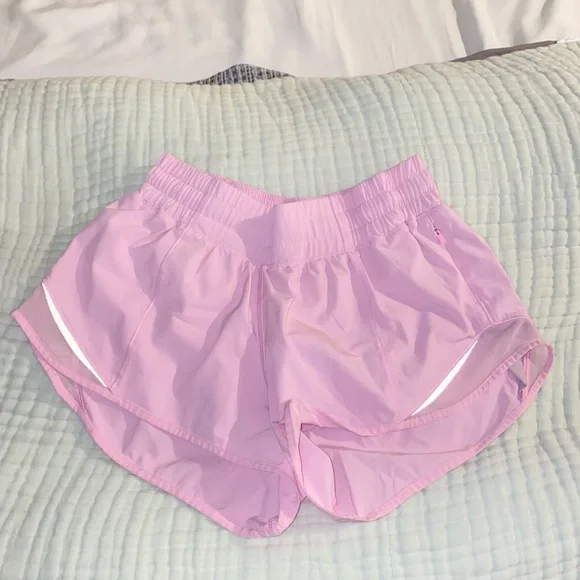Lululemon Hotty Hot shorts 2.5”. Light pink size 4 - Picture 3 of 4